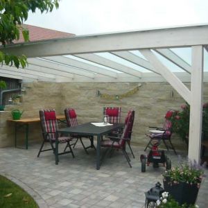 Terrassenüberdachung aus Holz und Glas