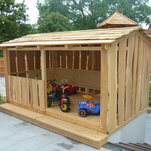 Holzspielhaus für einen Kindergarten